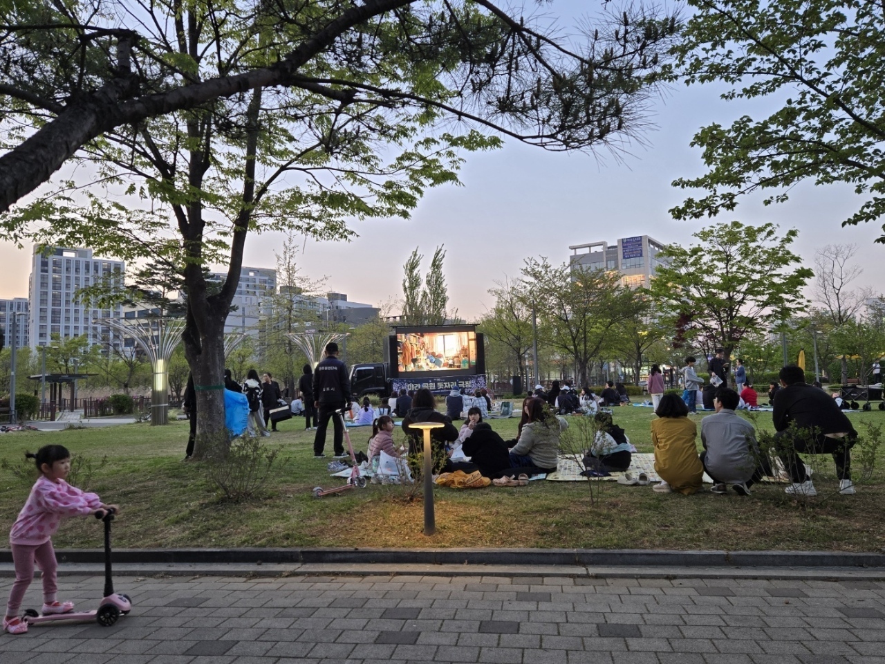신록의 봄밤, ‘야간 공원 돗자리 극장’ 성료 이미지