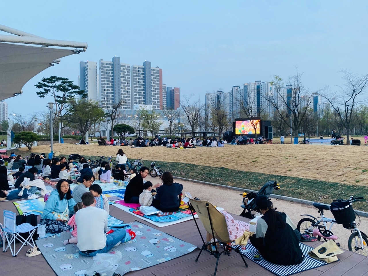 김포시 ‘야간 공원 돗자리 극장’ 첫 행사 성료 이미지